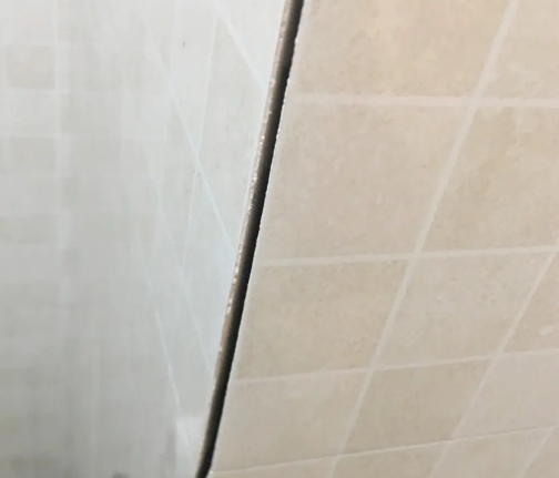 兴文瓷砖空鼓维修公司分享阳台瓷砖脱落的修复过程可以分为以下几个步骤